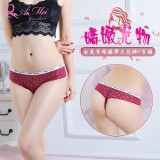 《AIMEI GIAREN》嬌嫩尤物！白底字母腰帶大花辦中腰T字褲﹝酒紅﹞